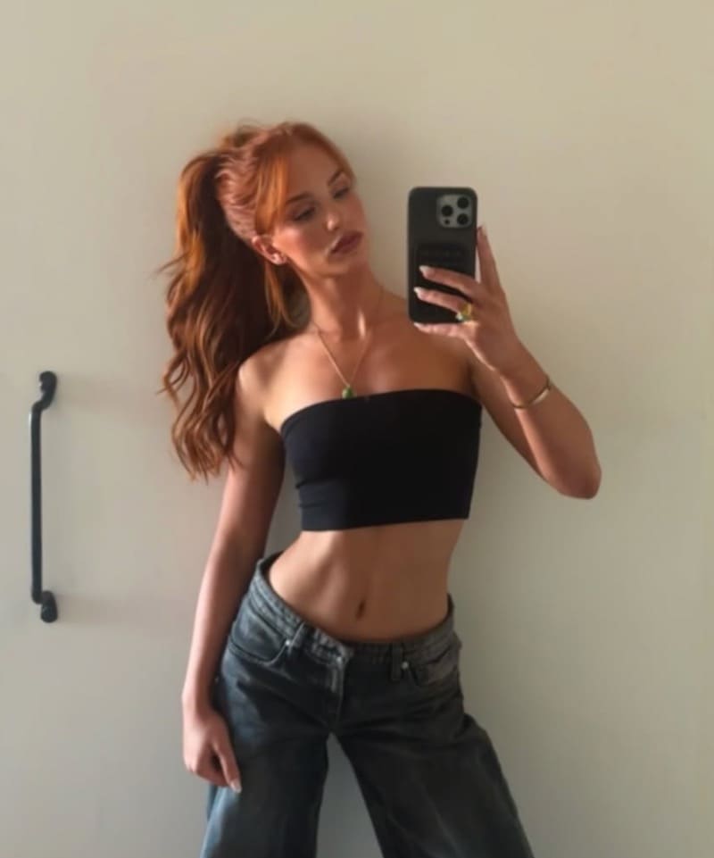 Julia in zwart topje