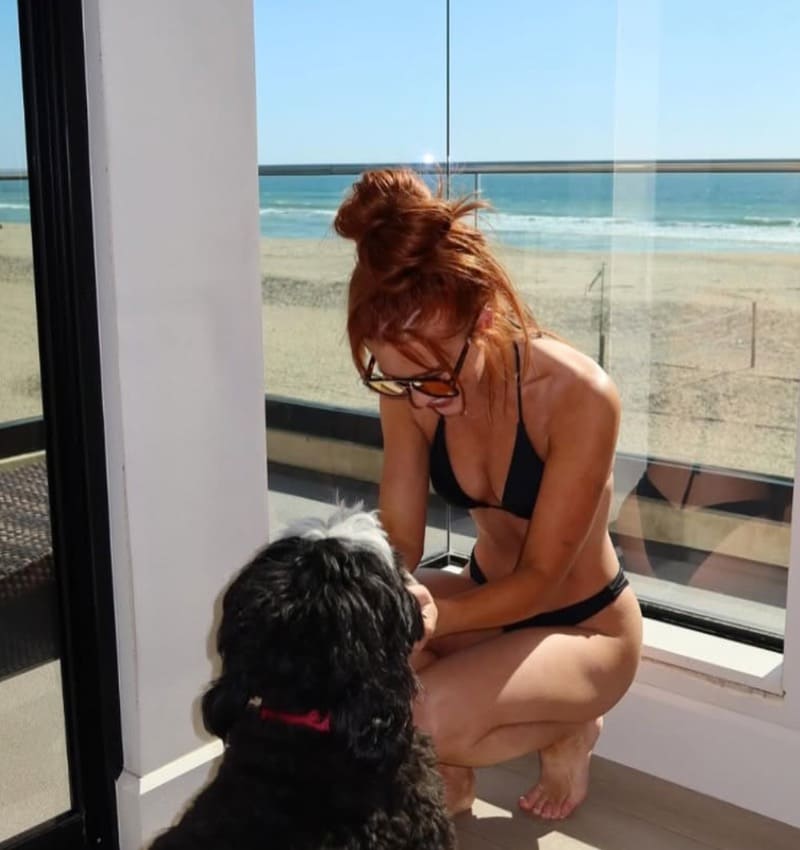 babe met dikke tieten zwarte bikini