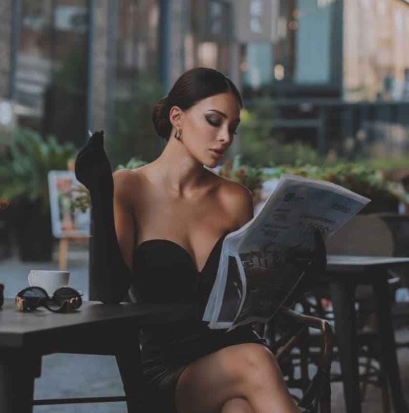 Noniko In sexy outfit bij café