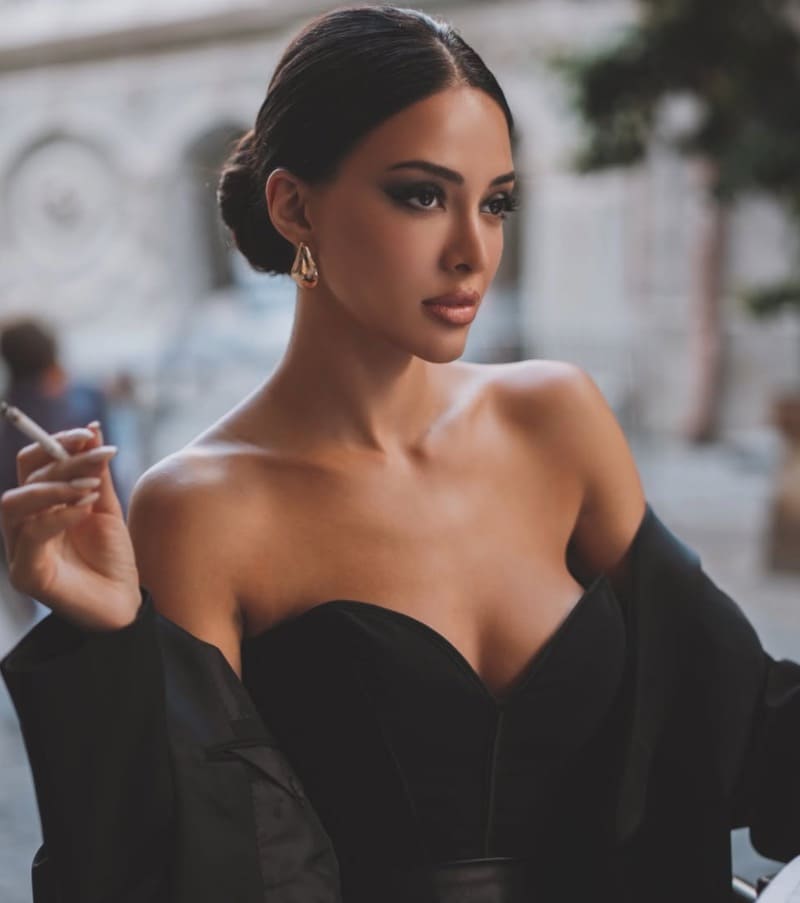 Noniko in open topje met diepe decolleté