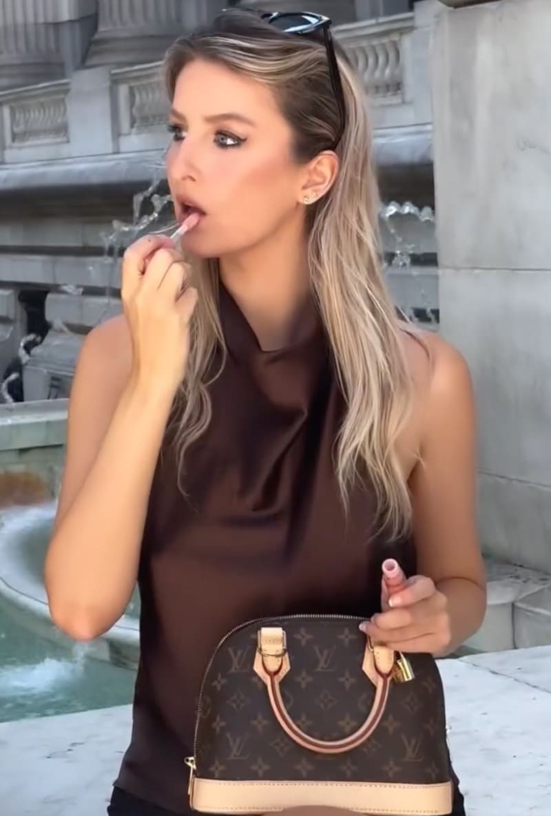 Knappe dame In strakke jurk