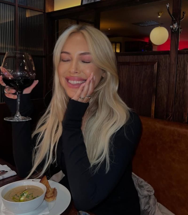 Sexy blondine met zwarte jurk