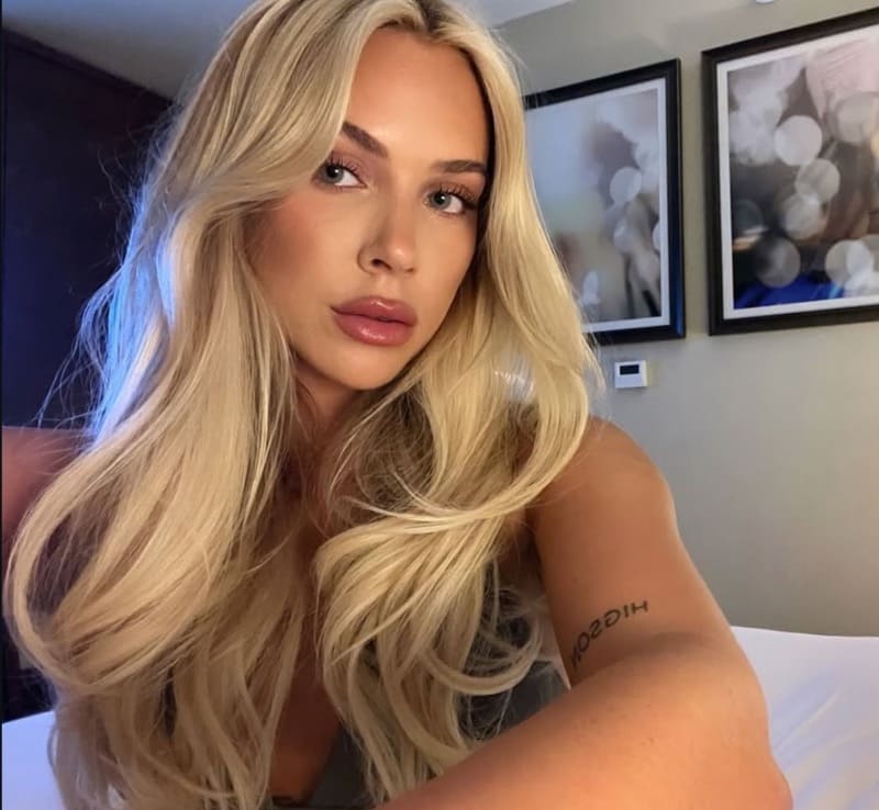 Sexy dame op zetel met lange blonde haren