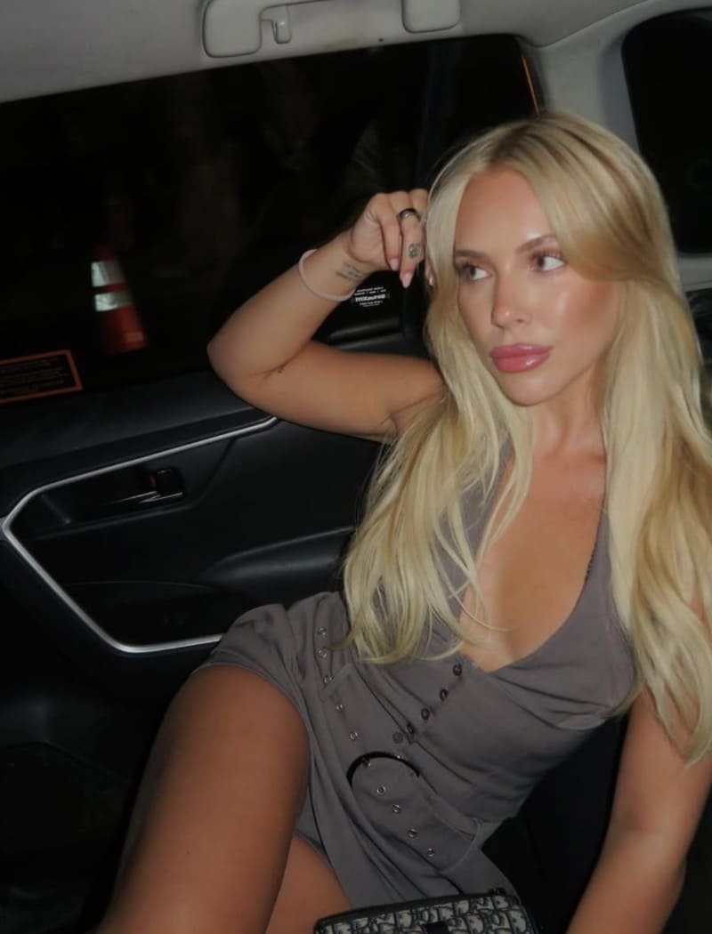 Emma in auto in grijze jurk