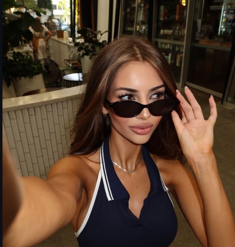 Babe in coole outfit