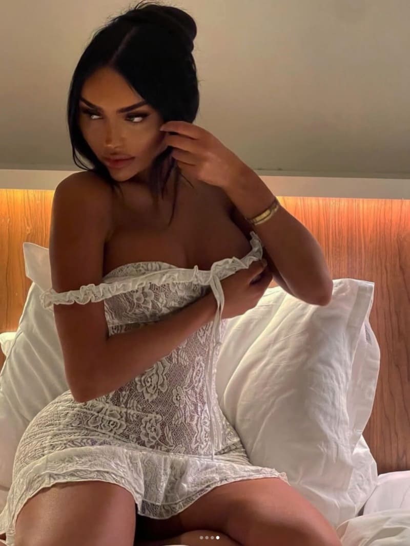 Babe in witte jurk met dikke tieten