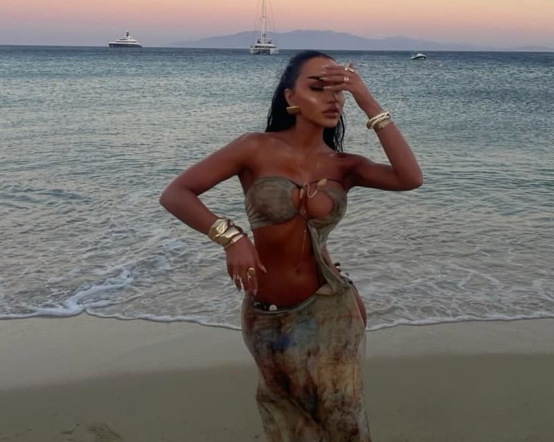 Francesca op strand in sexy outfit