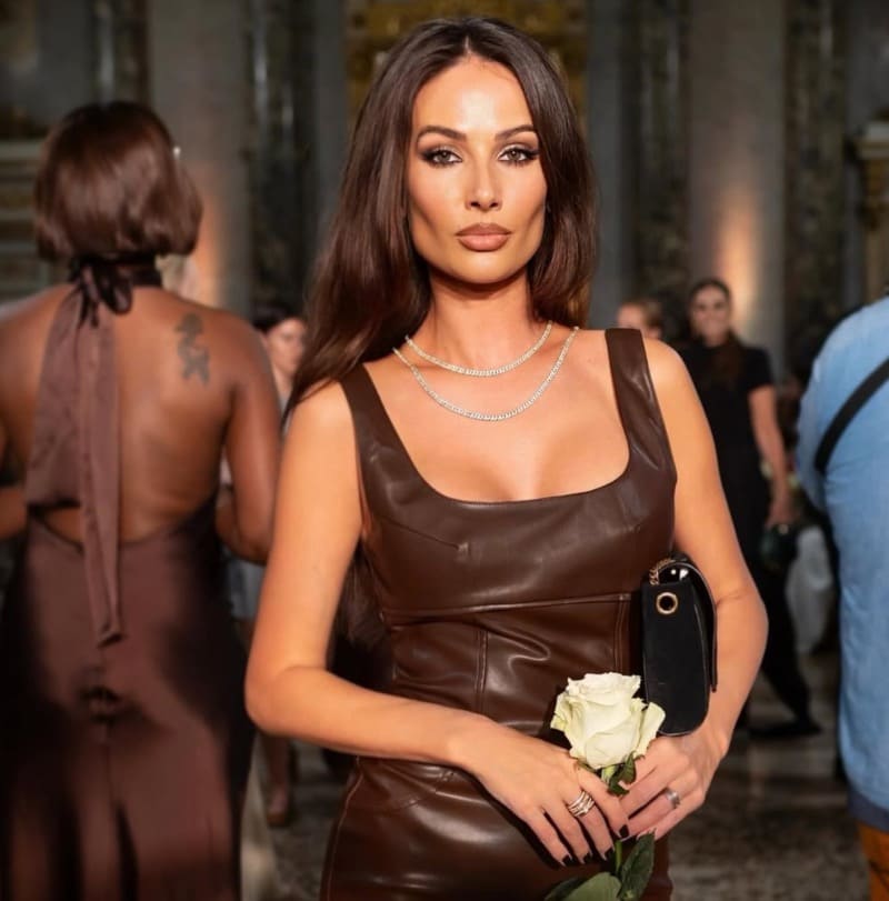 Arina in lederen jurk