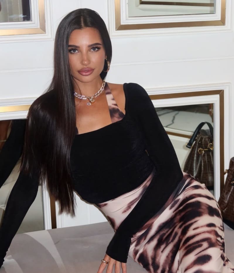 Babe in strakke sexy outfit