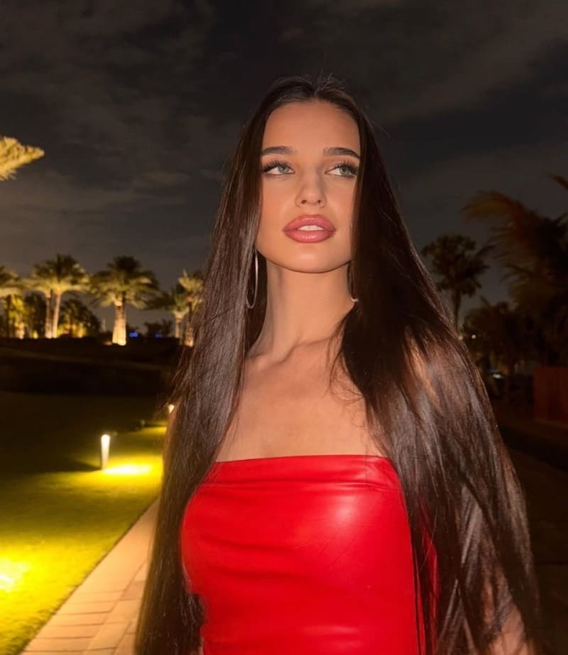 Babe in latex rode outfit