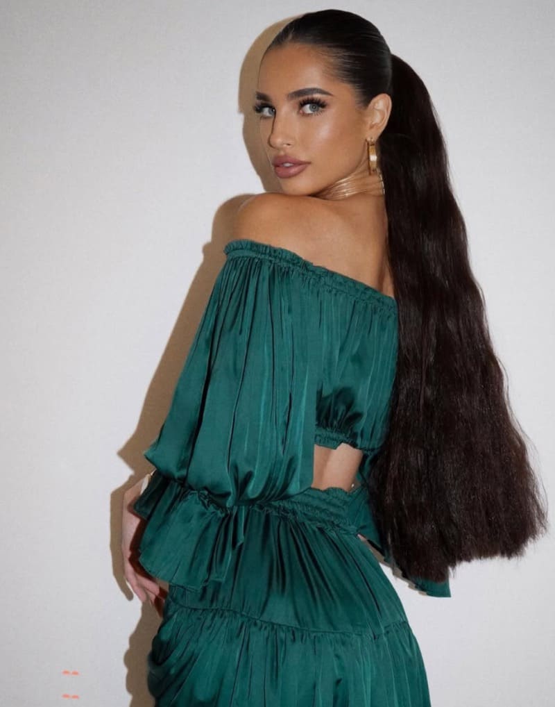 Knappe dame in groene jurk