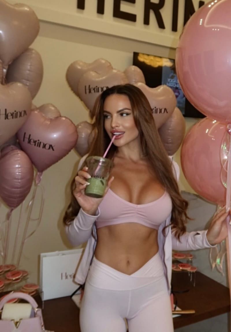 Knappe dame in roze outfit