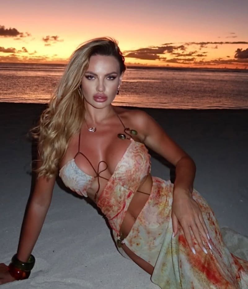 Babe met enorme tieten in strandjurk