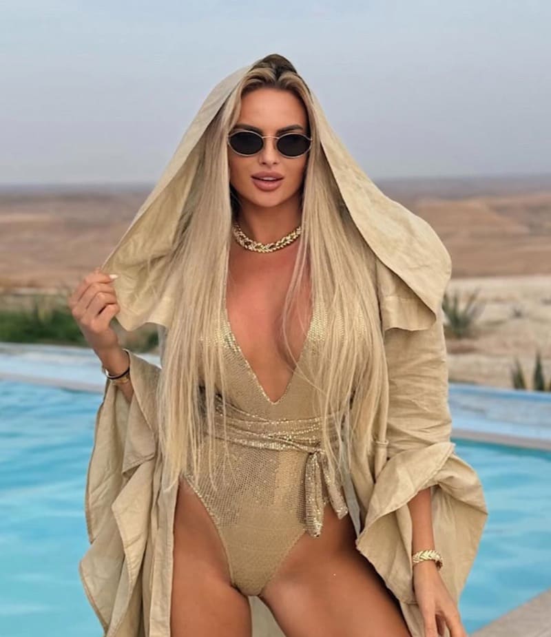 Sexy dame in gele zwembad outfit