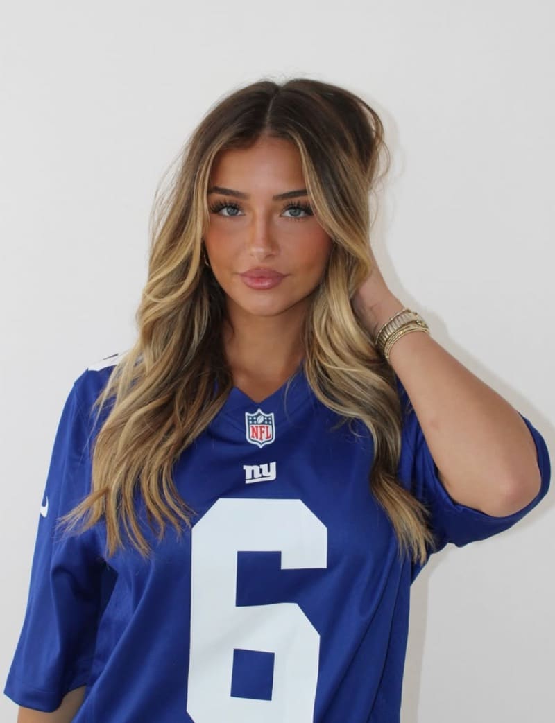 Ava in NFL outfitje