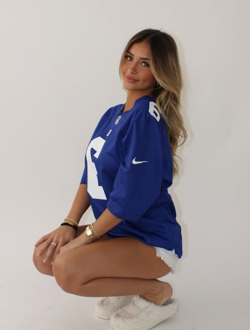 Ava in sexy blauw topje