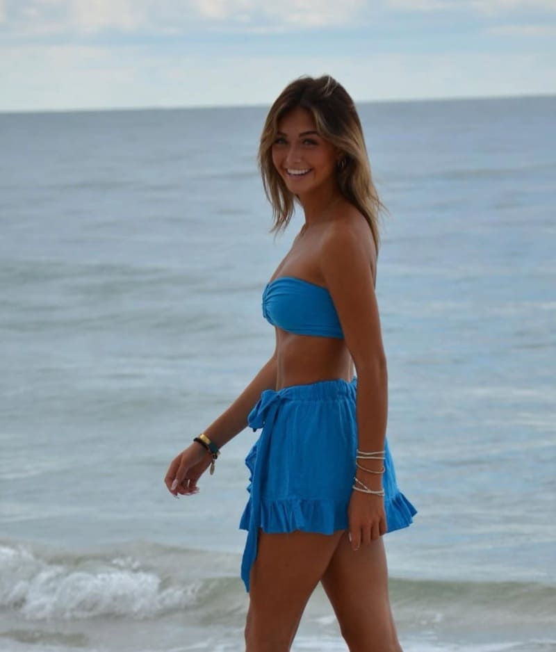 babe op strand in blauwe bikini