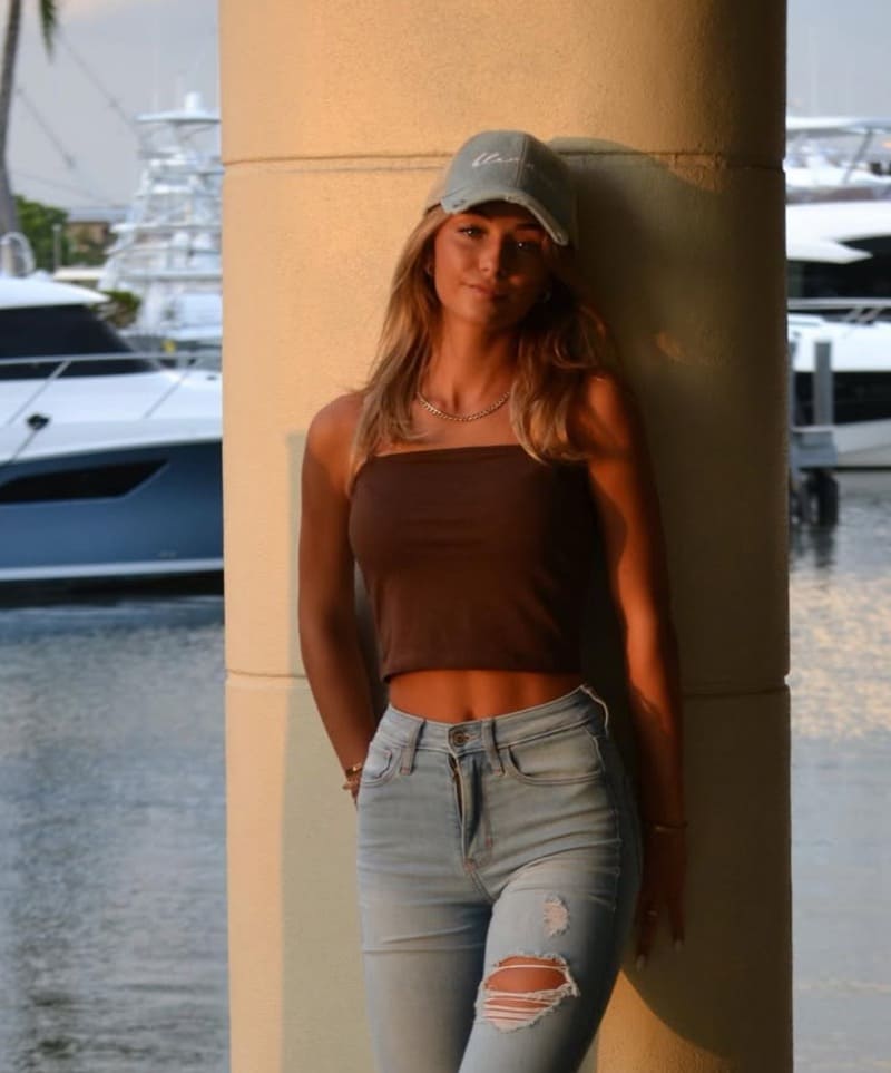 Ava in bruin topje en sexy jeans