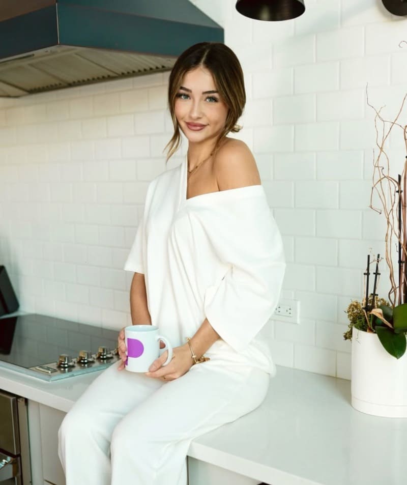 Ava in witte outfit op keuken