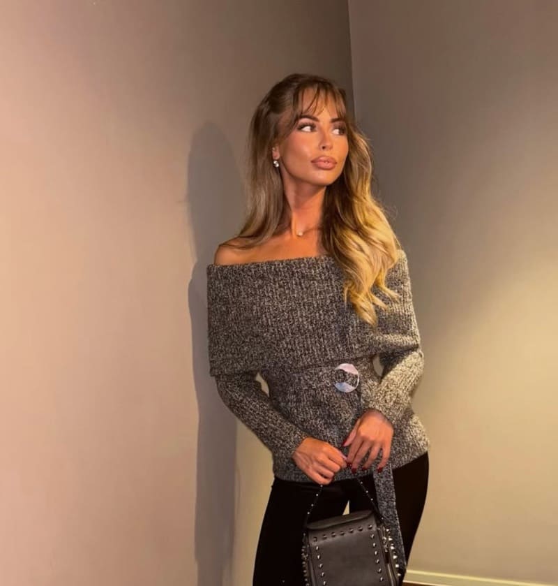 Lilly in grijze outfit