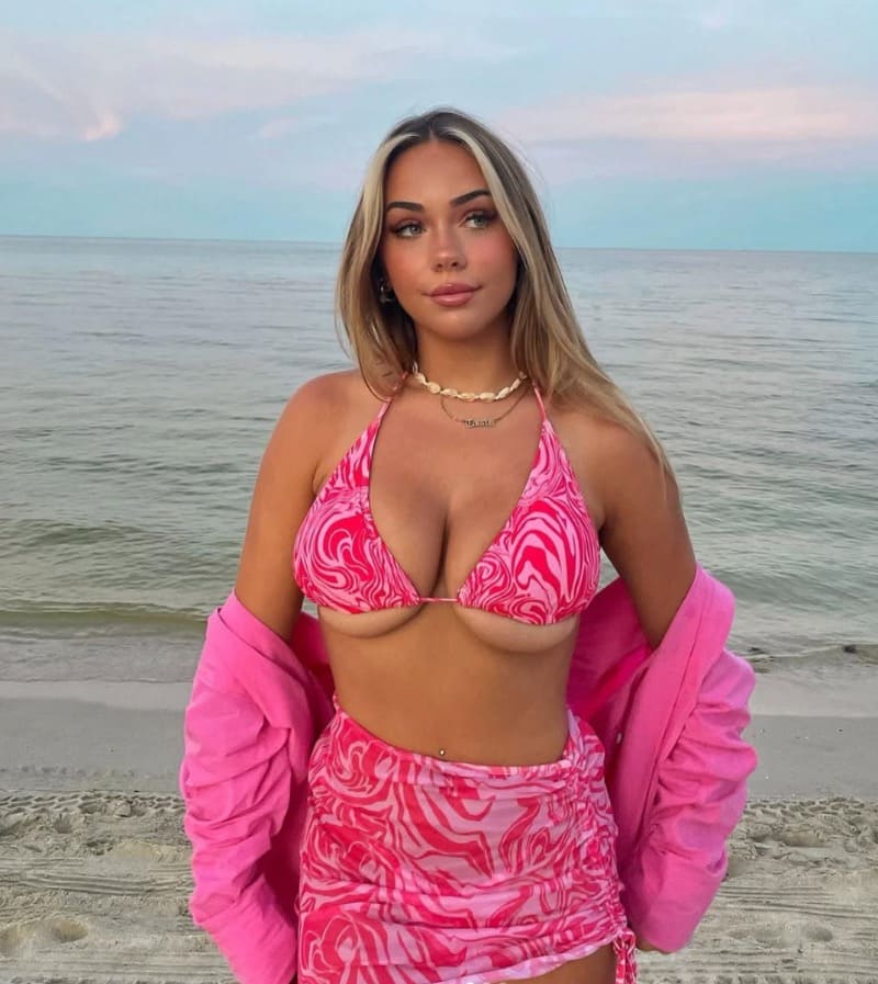Teigan in roze bikini met enorme tieten