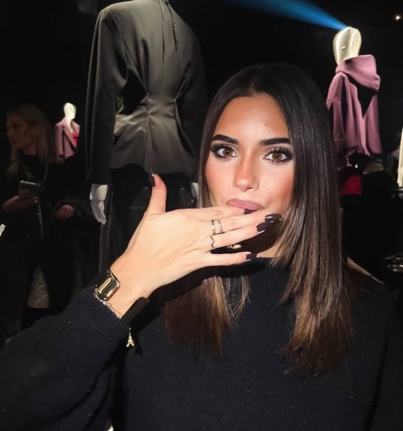 Luna met vinger in mond