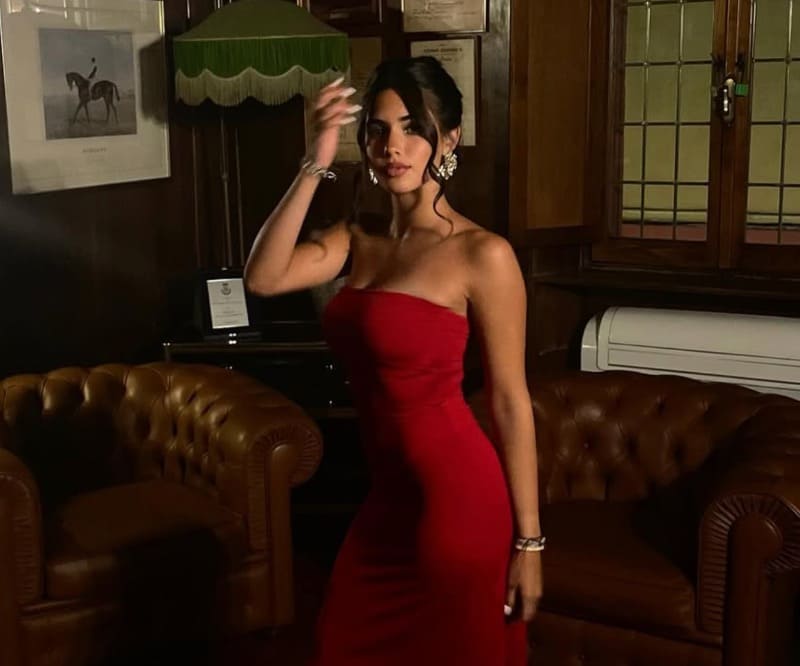 Knappe dame in rode jurk