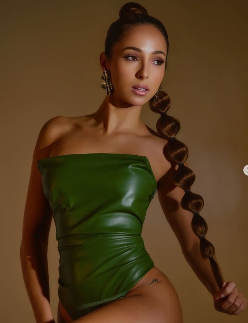 Knappe brunette in groene outfit