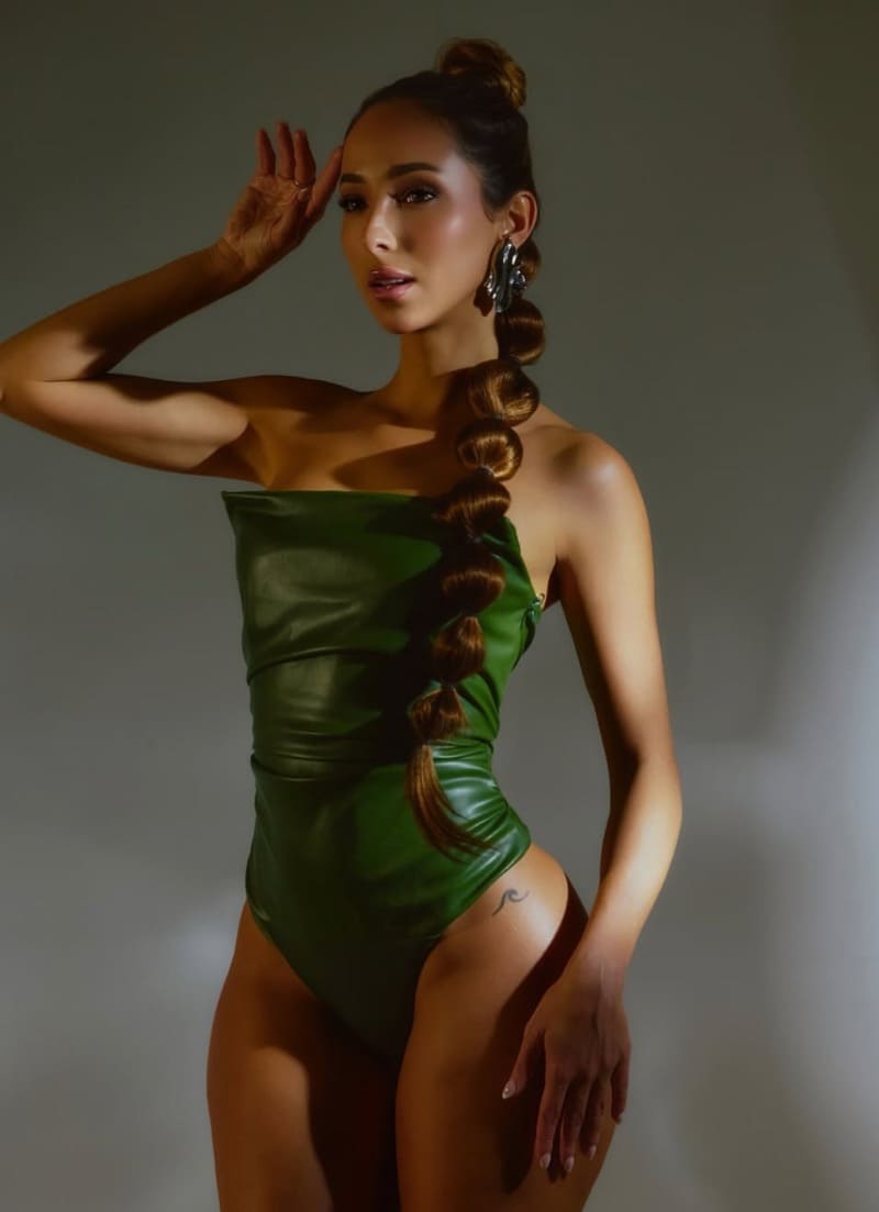 Beatriz in sexy groene outfit