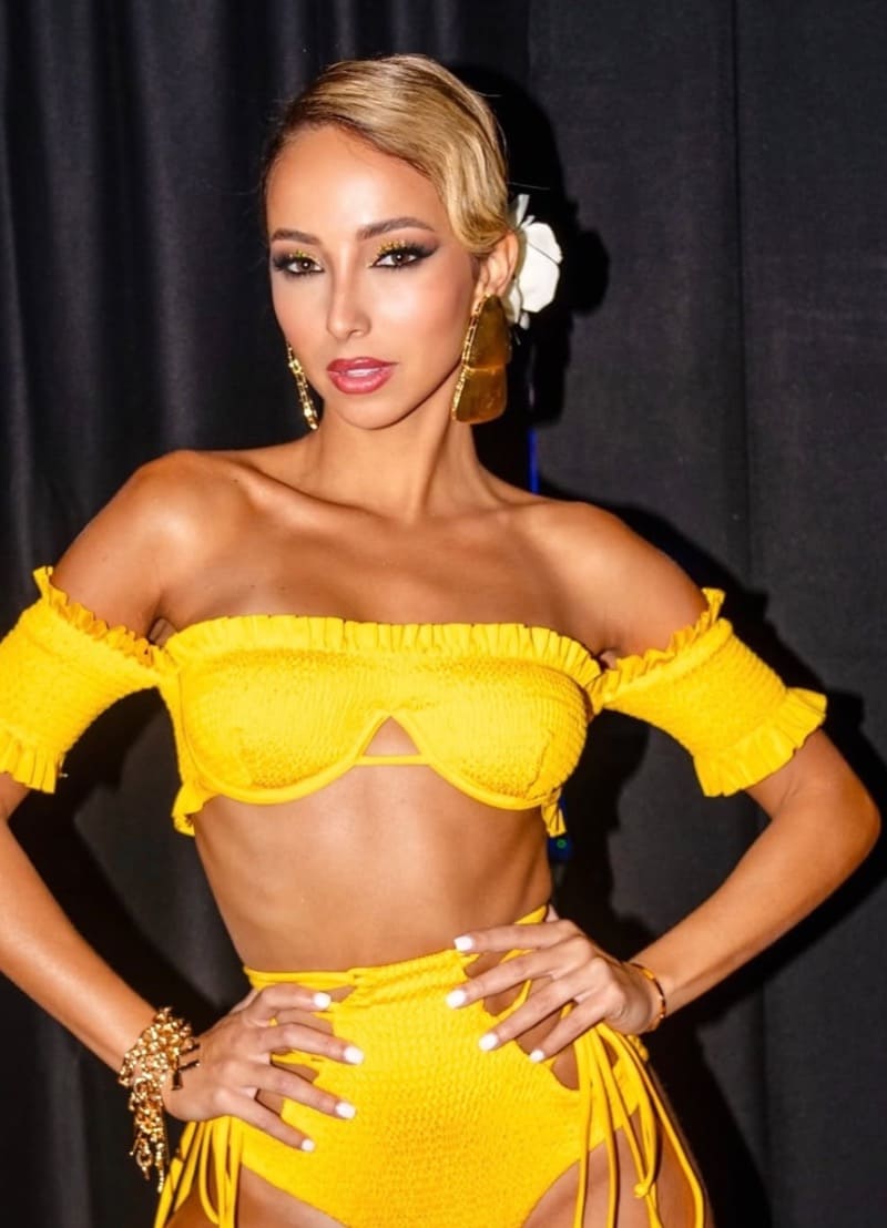 Beatriz in sexy gele outfit 