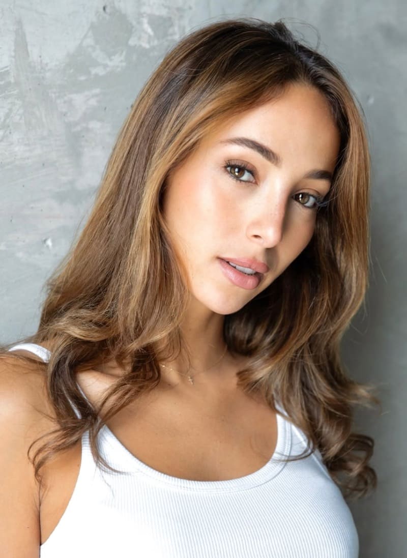 Knappe brunette in wit topje