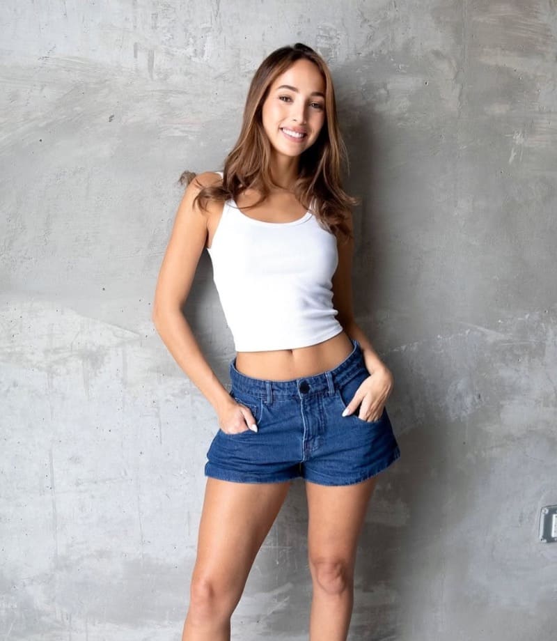 Beatriz in sexy jean rokje