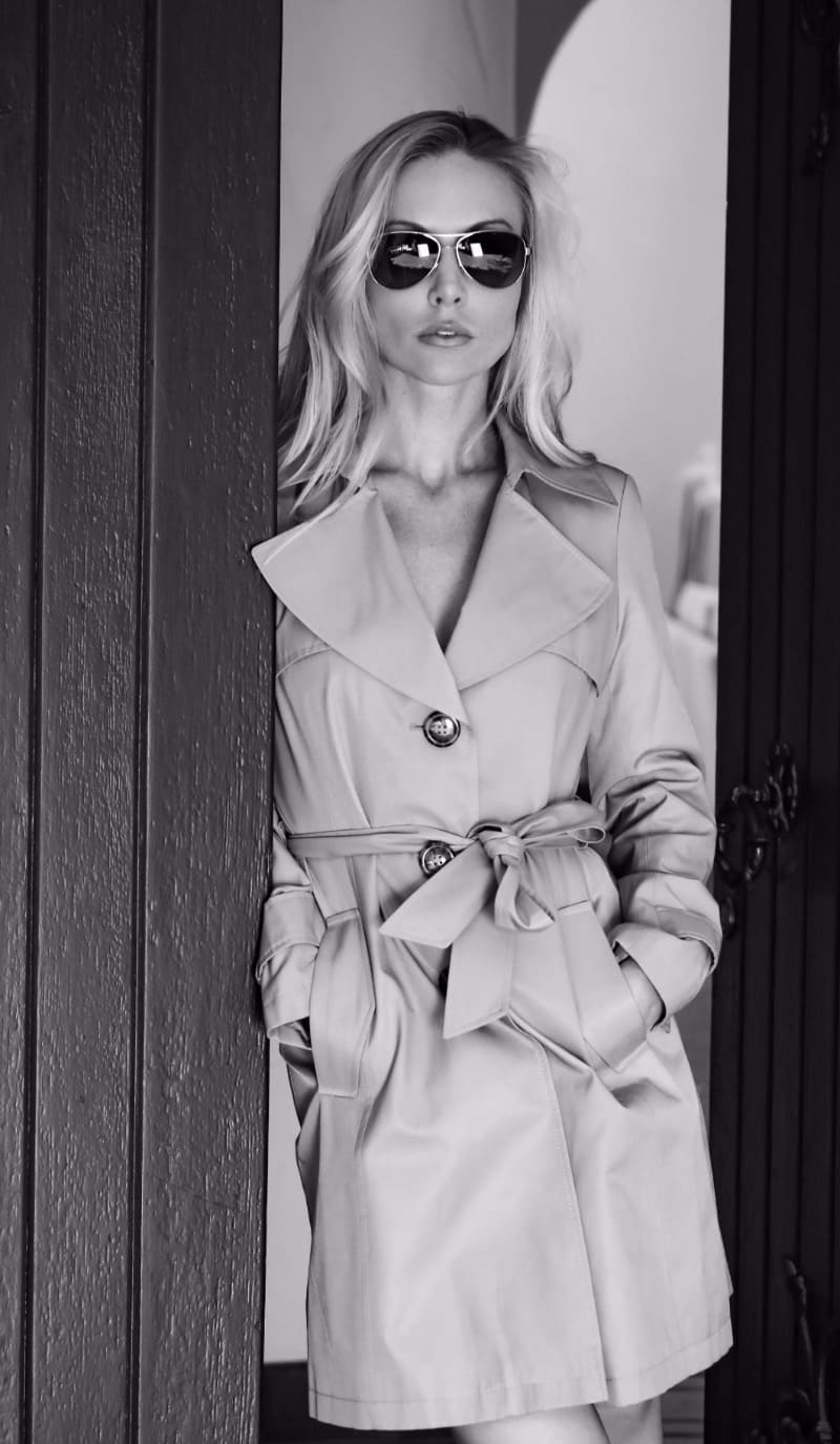 Knappe dame in trenchcoat