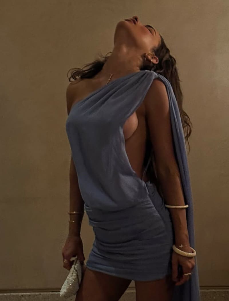 Anette in sexy grijze jurk