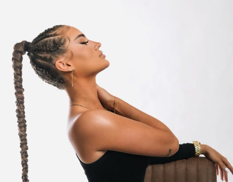 Sexy dame met blote schouders