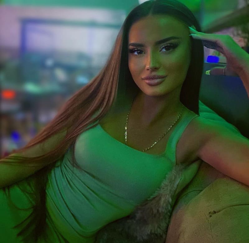 Sexy brunette op zetel in club