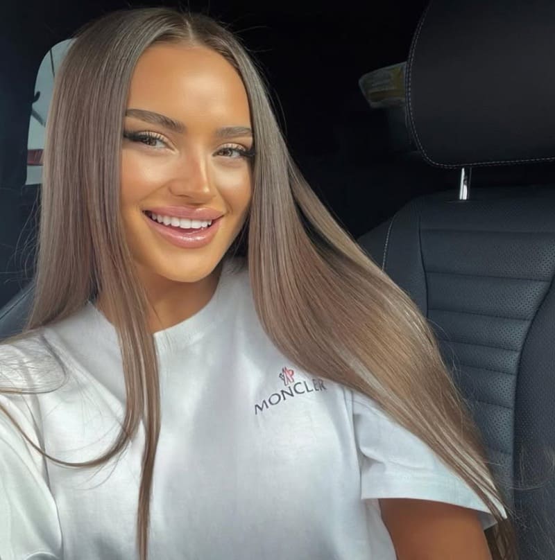 Sandra in wit topje in auto