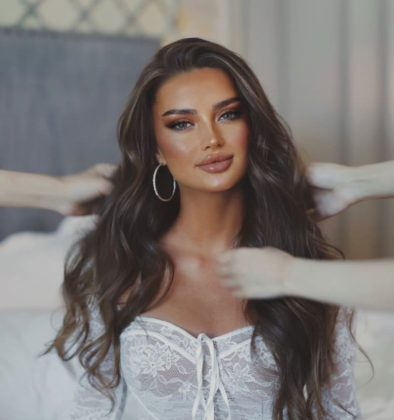 Babe in witte outfit