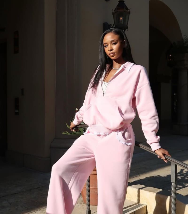 Sexy model met roze outfit