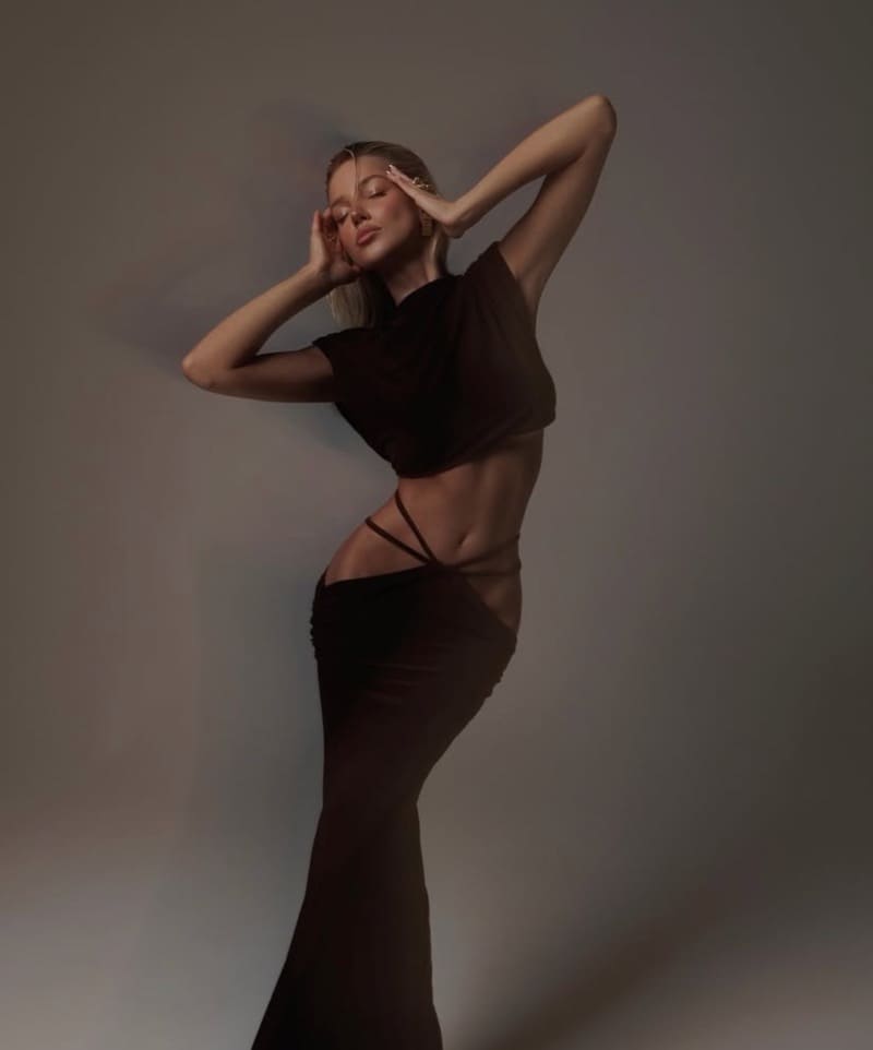 Sexy model toont heupen en plat buikje