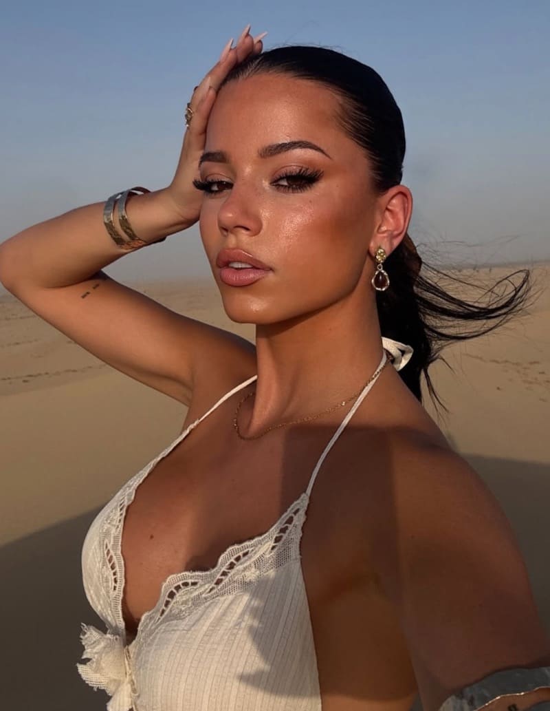 Sexy model in wit topje