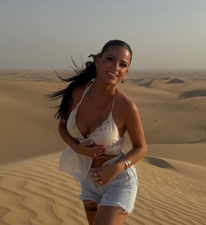 Knappe brunette met dikke tieten in wit topje