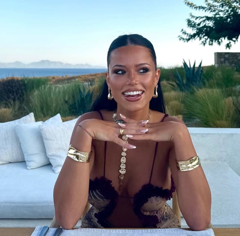 Sexy model in strak topje