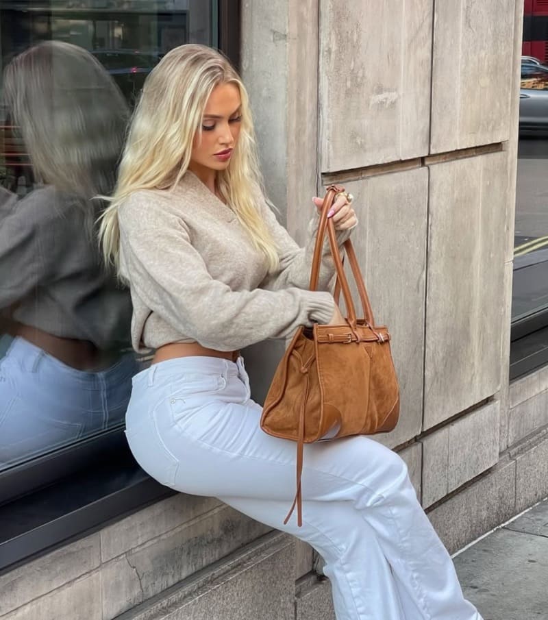 Sexy dame in jeans en topje