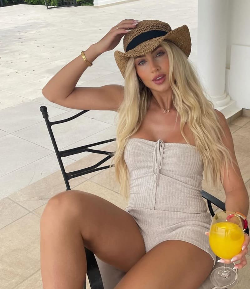 Abby in sexy witte jurk