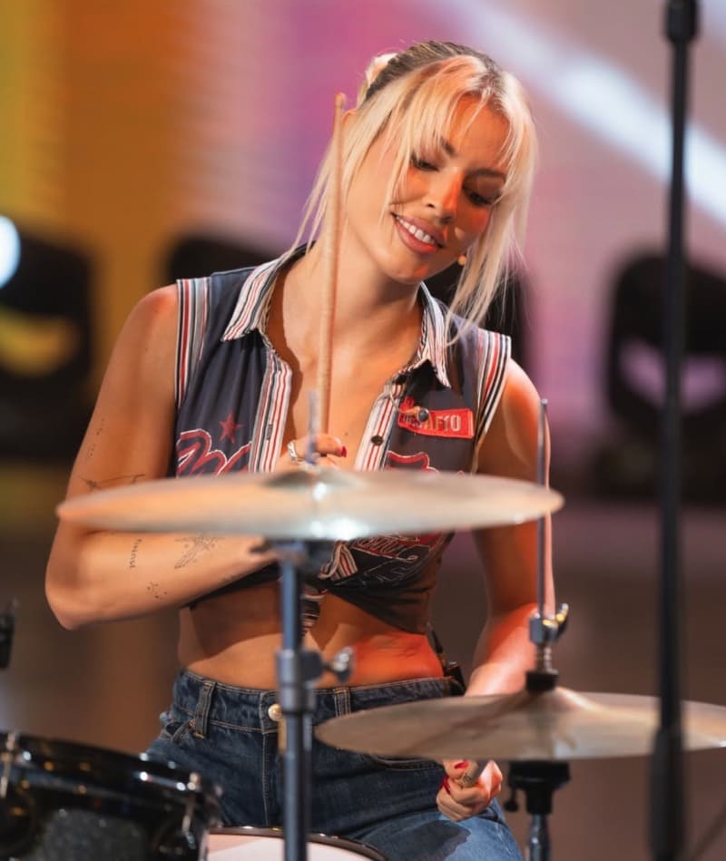 Jessica is aan het drummen