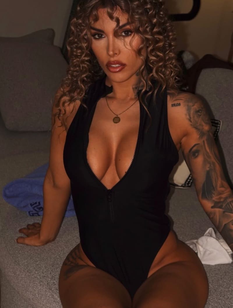 Tami in strak outfitje