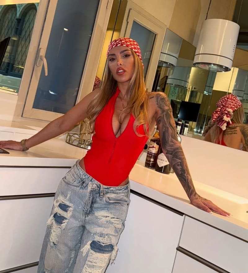 Babe met sexy dikke tieten in rode top