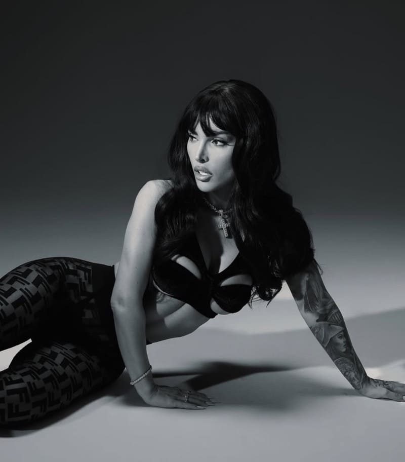 Tami op vloer tijdens foto shoot