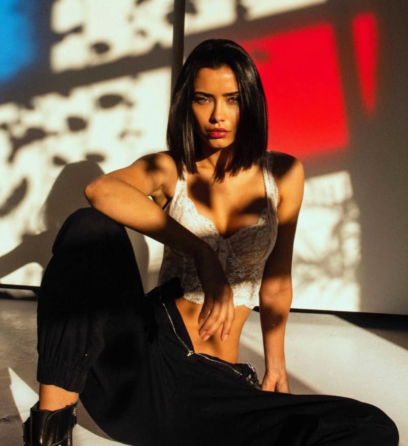 Nataliele in wit lingerie topje 